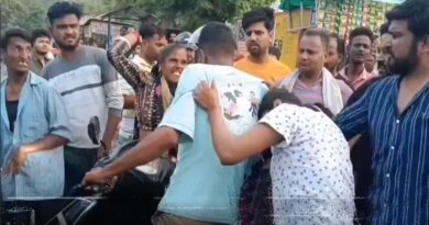മകനൊപ്പം പെണ്‍സുഹൃത്തും; നിയന്ത്രണം നഷ്ടപ്പെട്ട് മാതാപിതാക്കള്‍, നടുറോഡിലിട്ട് മര്‍ദിച്ചു-വിഡിയോ