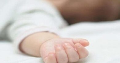 വീട്ടുമുറ്റത്ത് കളിച്ചുകൊണ്ടിരുന്ന കുഞ്ഞ് സമീപത്തെ ജലാശയത്തില്‍ വീണ് മരിച്ചു