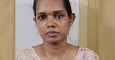 അവിഹിതബന്ധത്തിൽ കുഞ്ഞ് ജനിച്ചെന്ന് വിശ്വസിപ്പിച്ച് തട്ടിപ്പ്; ഹണിട്രാപ്പിലൂടെ യുവവ്യവസായിയിൽ നിന്ന് തട്ടിയത് 5 കോടിയോളം രൂപ, ഫ്ലാറ്റും 45 പവൻ സ്വർണവും കൈക്കലാക്കി, യുവതിക്കെതിരെ പരാതി അവിഹിതബന്ധത്തിൽ കുഞ്ഞ് ജനിച്ചെന്ന് വിശ്വസിപ്പിച്ച് തട്ടിപ്പ്; ഹണിട്രാപ്പിലൂടെ യുവവ്യവസായിയിൽ നിന്ന് തട്ടിയത് 5 കോടിയോളം രൂപ, ഫ്ലാറ്റും 45 പവൻ സ്വർണവും കൈക്കലാക്കി, യുവതിക്കെതിരെ പരാതി