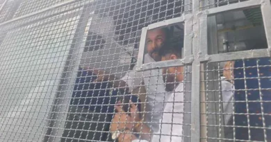 സമരമുഖത്ത് രാഹുലിനൊപ്പം സതീശനും ഡികെയും; അനുനയവുമായി കേന്ദ്രം സമരമുഖത്ത് രാഹുലിനൊപ്പം സതീശനും ഡികെയും; അനുനയവുമായി കേന്ദ്രം