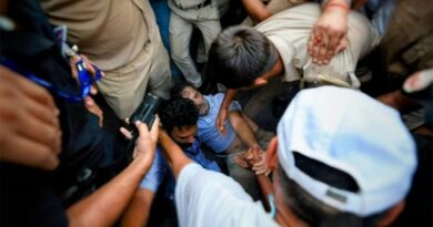പ്രധാനമന്ത്രിയുടെ വസതിയിലെ കോണ്ഗ്രസ് പ്രതിഷേധം; ഡൽഹി പൊലീസിന്റെ ബലപ്രയോഗത്തിനിടെ രാഹുൽ ഗാന്ധിക്ക് പരിക്ക് പ്രധാനമന്ത്രിയുടെ വസതിയിലെ കോണ്ഗ്രസ് പ്രതിഷേധം; ഡൽഹി പൊലീസിന്റെ ബലപ്രയോഗത്തിനിടെ രാഹുൽ ഗാന്ധിക്ക് പരിക്ക്