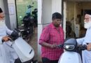 ‘ബാക്കി വരുന്നിടത്തുവെച്ച് കാണാം’; സര്വീസിന് നല്കിയ വാഹനം തിരികെ നൽകിയില്ല; ഓല ഷോറൂമിൽ വ്യത്യസ്ത പ്രതിഷേധം ‘ബാക്കി വരുന്നിടത്തുവെച്ച് കാണാം’; സര്വീസിന് നല്കിയ വാഹനം തിരികെ നൽകിയില്ല; ഓല ഷോറൂമിൽ വ്യത്യസ്ത പ്രതിഷേധം